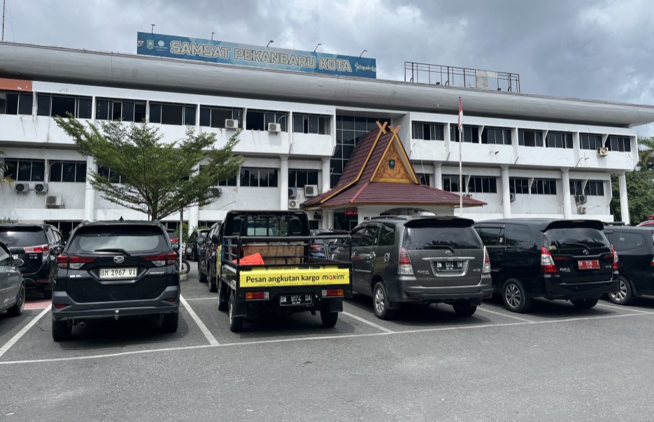 Antusias masyarakat meningkat pada hari terakhir program pemutihan denda pajak (foto/Yuni)
